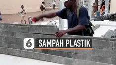 Sebuah LSM Kolombia membuat batu bata yang dari sampah plastik daur ulang. Batu bata tersebut digunakan untuk membuat sekolah di Abidjan, Pantai Gading.