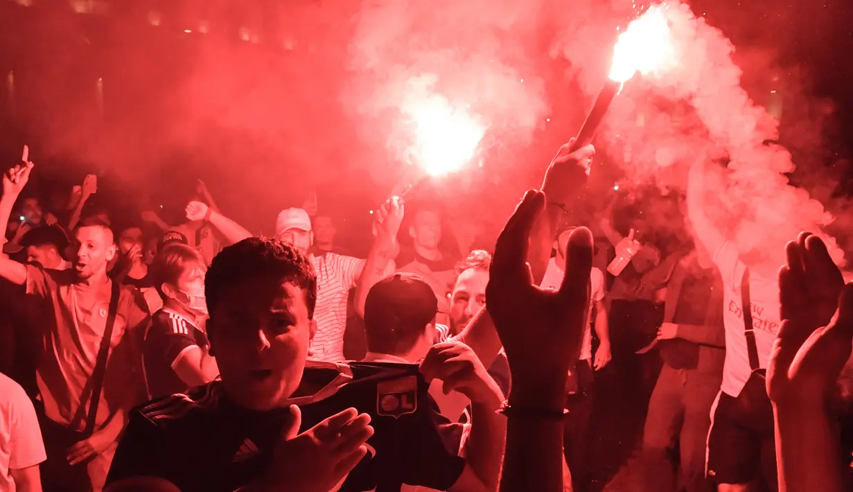 Suporter Lyon membakar suar setelah tim mereka kalah atas Bayern Munchen pada babak Semifinal Liga Champions di Lyon, Prancis (19/8/2020). Lyon takluk 0-3 atas Munchen di stadion Jose Alvalade di Lisbon, Portugal. (AFP Photo/Filippe Desmazes)