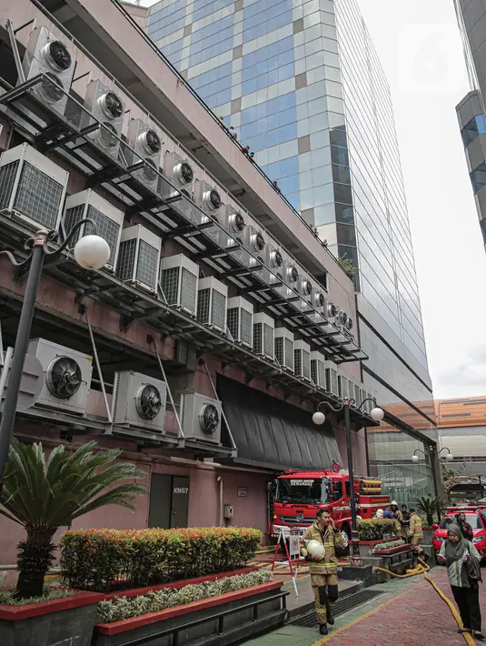 Suasana Gedung Kementerian Hukum dan Hak Asasi Manusia Republik Indonesia (Kemenkumham) seusai peristiwa kebakaran di Jalan Rasuna Said, Kuningan Jaksel, Kamis (8/12/2022). Penyebab kebakaran sebuah ruangan di lantai 5 Gedung Kemenkumham diduga akibat hubungan arus pendek listrik. (Liputan6.com/Faizal Fanani)