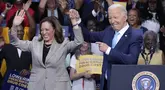 Presiden AS Joe Biden menunjuk ke arah Wakil Presiden dan calon presiden dari Partai Demokrat Kamala Harris di ruang pertemuan setelah mereka berbicara di Prince George's Community College di Largo, Maryland, Kamis (15/8/2024). (AP Photo/Stephanie Scarbrough)