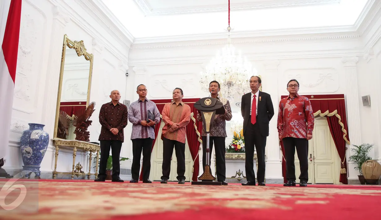 Hanura Wiranto (ketiga kanan) bersama Presiden Jokowi dan Ketum PAN Zulkifli Hasan memberi keterangan di Istana Negara, Jakarta, Rabu (2/9/2015). PAN menyatakan resmi bergabung dengan koalisi partai pendukung pemerintah. (Liputan6.com/Faizal Fanani)