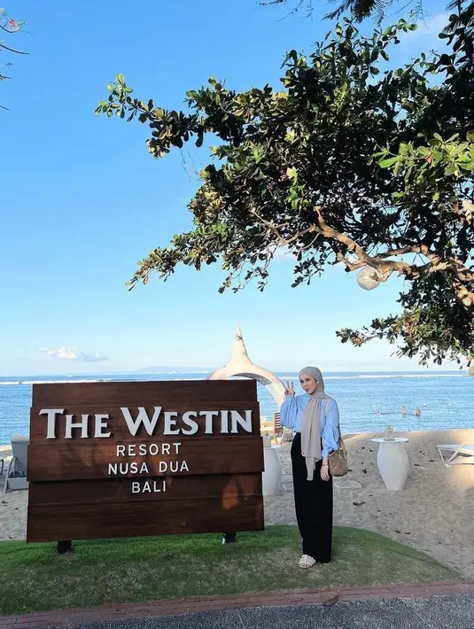 6. Apalagi ditambah tas rotan, bisa jadi inspirasi OOTD ke pantai.  (Instagram/kesharatuliu05).