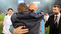 Pelatih Napoli Luciano Spalletti (tengah kanan) merayakan setelah pertandingan sepak bola Serie A Liga Italia antara Udinese dan Napoli di Udine, Italia, Kamis (4/5/2023). (Andrea Bressanutti/LaPresse via AP)