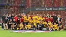 Pemain Atletico Madrid melakukan selebrasi usai berhasil menjuarai Audi Cup 2017 dengan mengalahkan Liverpool di Stadion Allianz, Munchen, Rabu (2/8/2017). Atletico Madrid menang 5-4 atas Liverpool melalui babak adu penalti. (AFP/Christof Stache)