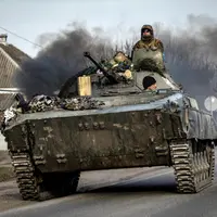 Tank Ukraina mengarahkan jalannya di sebuah jalan di kota timur laut Trostianets (29/3/2022). Ukraina mengatakan pasukannya telah merebut kembali kota Trostianets, dekat perbatasan Rusia, salah satu kota pertama yang jatuh di bawah Kontrol Moskow dalam invasi selama sebulan. (AFP/Fadel Senna)