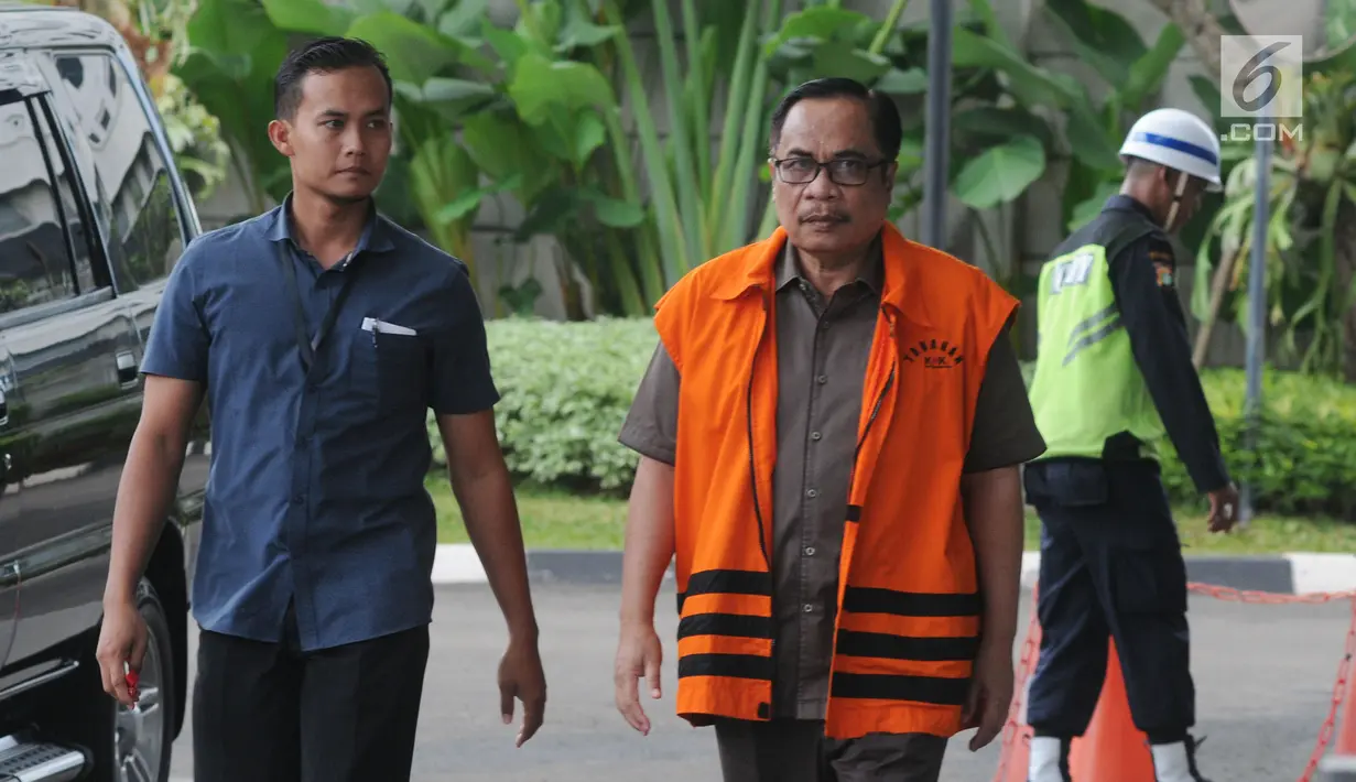 Terpidana kasus e-KTP mantan Dirjen Dukcapil Kemendagri Irman dikawal petugas saat menuju gedung KPK untuk pemeriksaan Jakarta, Senin (19/3). Irman diperiksa terkait kasus korupsi proyek pengadaan korupsi KTP elektronik (e-KTP). (Merdeka.com/Dwi Narwoko)