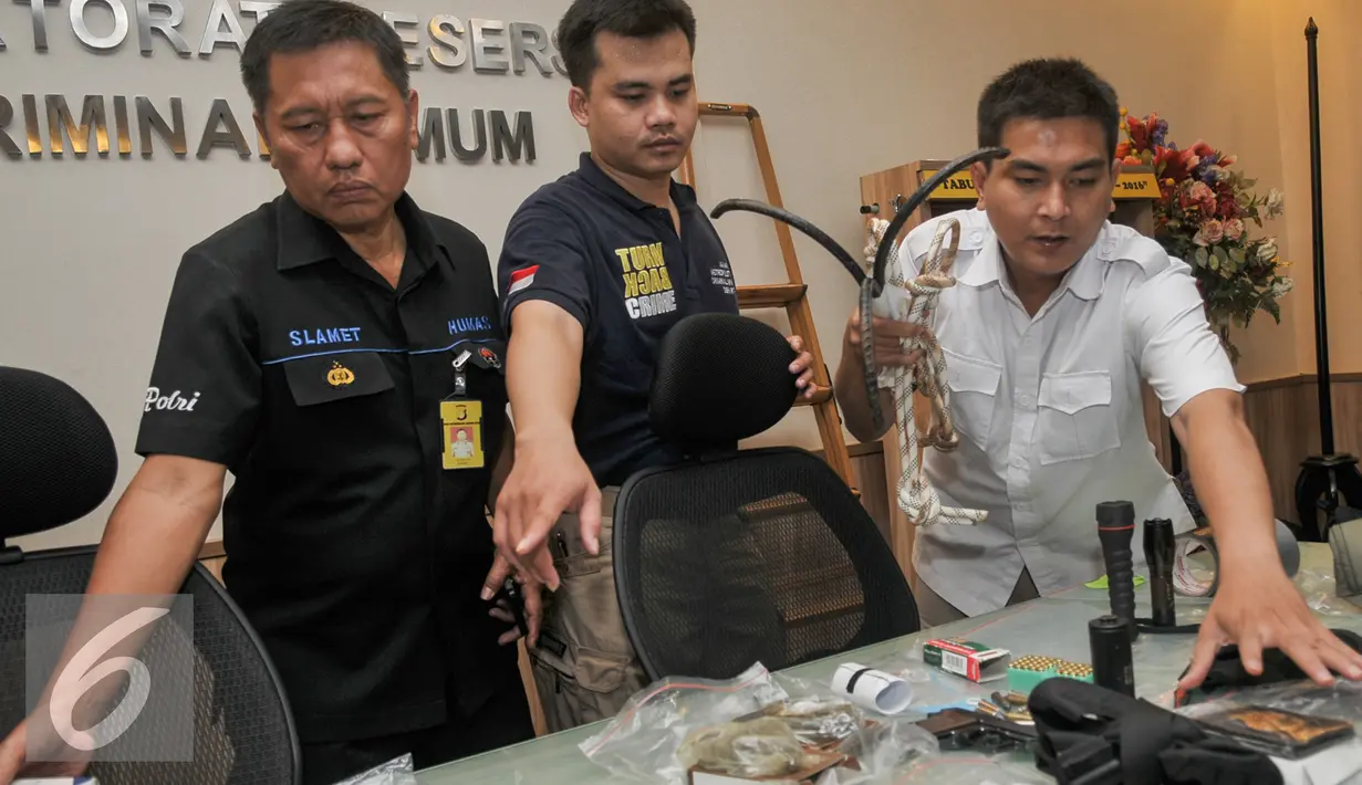 Petugas merapihkan barang bukti perampokan di Pondok Indah, Jakarta, Kamis (8/9). Polda Metro gelar rilis barang bukti perampokan di Pondok Indah beberapa waktu lalu. (Liputan6.com/Yoppy Renato)
