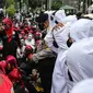 Polisi mengamankan aksi ratusan buruh dari FSMPI dan Perwakilan Daerah KSPI terlibat saling dorong dengan polisi di depan Balai Kota DKI Jakarta, Senin (29/11/2021). Buruh menuntut Gubernur DKI Jakarta Anies Baswedan membatalkan Upah Minimum Provinsi (UMP) Jakarta 2022. (Liputan6.com/Faizal Fanani)