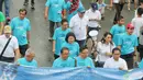 Menteri Komunikasi dan Informatika Rudiantara bersama Dewan Pers jalan santai sambil mempromosikan peringatan Hari Kebebasan Pers Dunia (World Press Freedom Day/WPFD) di Jakarta, Minggu (23/4). (Liputan6.com/Faizal Fanani)