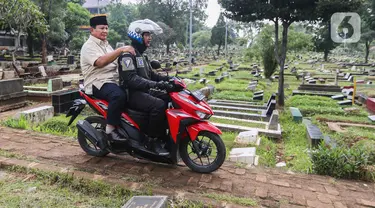 Calon Presiden nomor urut 2 Prabowo Subianto (belakang) dibonceng sepeda motor menuju makam ayahnya Soemitro Djojohadikusumo di Tempat Pemakaman Umum (TPU) Karet Bivak, Jakarta, Kamis (15/2/2024). (Liputan6.com/Angga Yuniar)