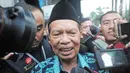 Tersangka Wali Kota Mojokerto Masud Yunus saat menghadapi awak media usai menjalani pemeriksaan di Gedung KPK, Jakarta, Rabu (7/2). (Liputan6.com/Herman Zakharia)