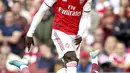 Pemain Arsenal, Bukayo Saka menggiring bola dari kawalan gelandang Aston Villa, Trezeguet selama pertandingan lanjutan Liga Inggris di Stadion Emirates, London (22/9/2019). Arsenal menang tipis atas Aston Villa 3-2. (AP Photo/Steven Paston)