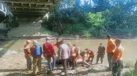 Sesosok mayat wanita ditemukan warga mengapung di kali yang melintasi jembatan Cipendawa, Jatiasih, Kota Bekasi, Jawa Barat, Selasa 5 Juli 2022.