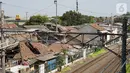 Kondisi permukiman pinggir rel kereta commuter line di kawasan Lenteng Agung, Jakarta Selatan, Sabtu (5/10/2019). Pemprov DKI Jakarta akan menata kawasan Lenteng Agung dan Tebet terutama di bantaran rel agar tidak terkesan kumuh. (Liputan6.com/Immanuel Antonius)