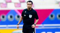Gaya Stylish Mooud Bonyadifard Wasit Pertandingan Timnas Indonesia vs Jepang di Lapangan Hijau