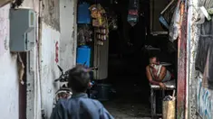 Seorang warga beristirahat di permukiman padat penduduk Kampung Muka RW 04, Ancol, Pademangan, Jakarta, Selasa (4/1/2022). Gubernur DKI Jakarta Anies Baswedan memastikan 1.000 kepala keluarga (KK) di kampung tersebut mendapatkan Izin Mendirikan Bangunan (IMB) kolektif. (Liputan6.com/Faizal Fanani)