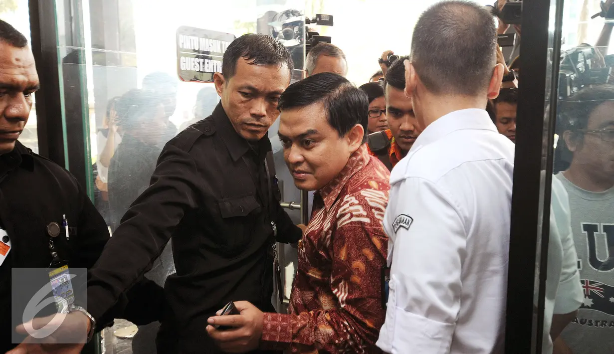 Dirjen Perundang-undangan Kemenkumham, Widodo Eka Thahjana (tengah) saat tiba di gedung KPK Jakarta untuk bertemu dengan pimpinan KPK, Senin (14/9/2015). Bersama pimpinan KPK, Widodo membahas delik RUU KUHP. (Liputan6.com/Helmi Fithriansyah)