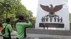 Pengunjung berfoto di depan Monumen Pancasila Sakti, Jakarta Timur, Selasa (1/10/2024). (Liputan6.com/Herman Zakharia)