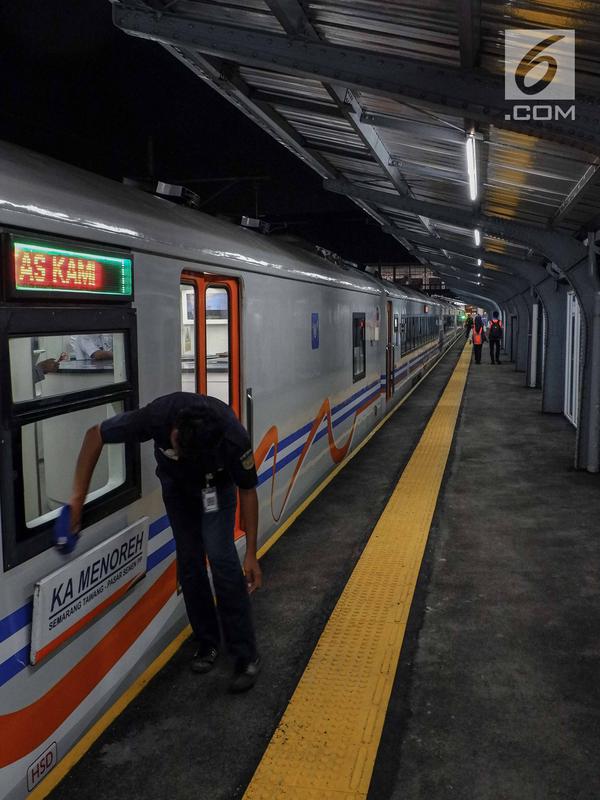Petugas membersihkan kereta Menoreh di Stasiun Jakarta Kota, Rabu (29/5/2019). Ada 3 keberangkatan dan kedatangan KA jarak jauh yang di stasiun Jakarta Kota, yaitu KA Kutojaya Utara, Jayakarta Premium dan Menoreh. (Liputan6.com/Faizal Fanani)