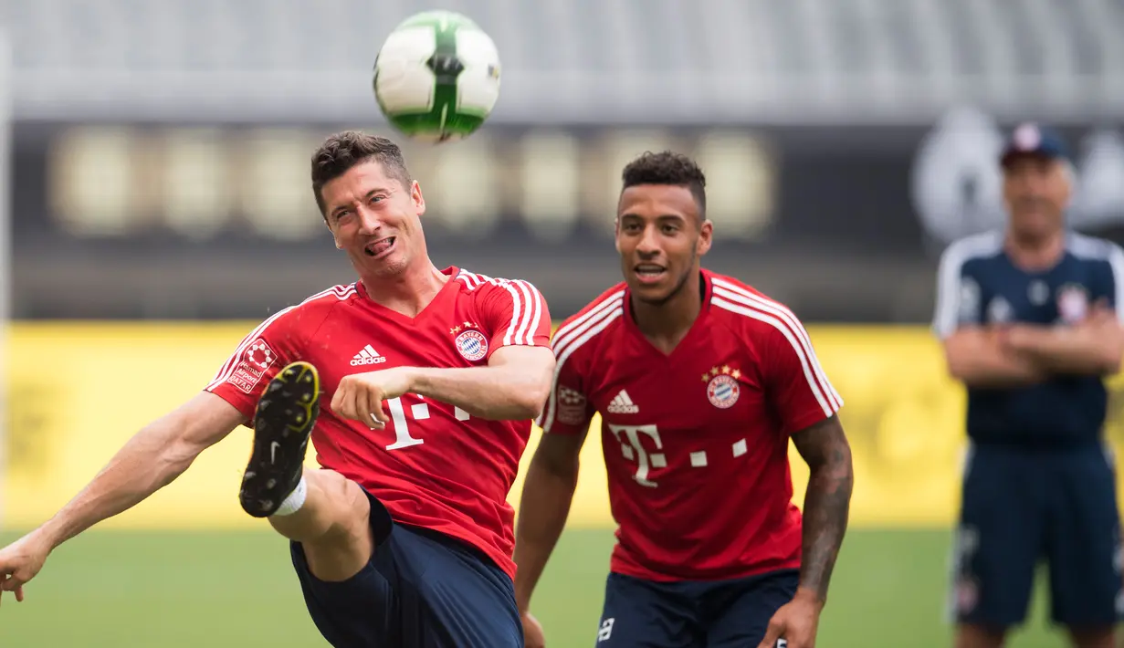 Penyerang Bayern Munchen Robert Lewandowski (kiri) saat mengikuti sesi latihan jelang bertanding melawan Arsenal pada laga International Champions Cup 2017 di Shanghai (18/7). (AFP Photo/Johannes Eisele)