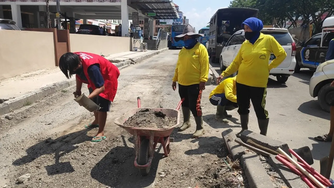 Pelanggar protokol kesehatan di Pekanbaru jalani sanksi sosial membersihkan jalan.