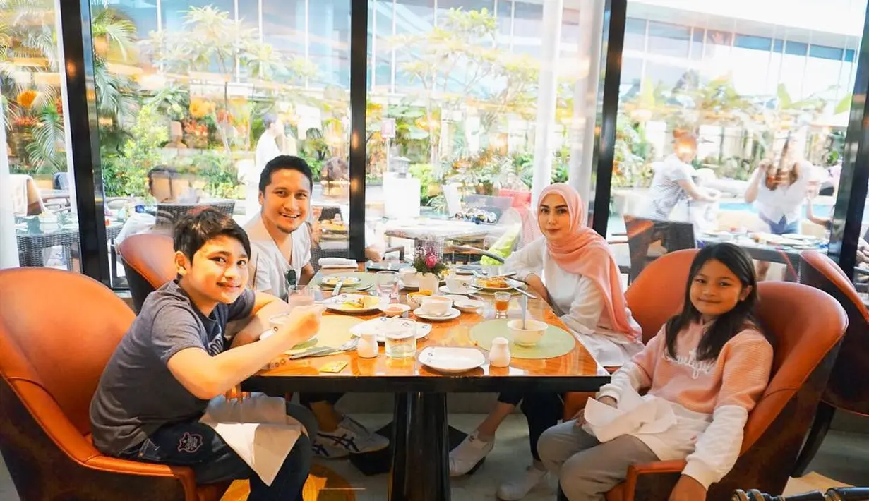 Fenita tampil dengan mengenakan hijab. Sontak saja penampilan baru ibu dua orang anak itu mendapat pujian dari warganet. Dua foto diunggah Arie yang mendapat ribuan likes dan doa. (Instagram/ariekuntung)