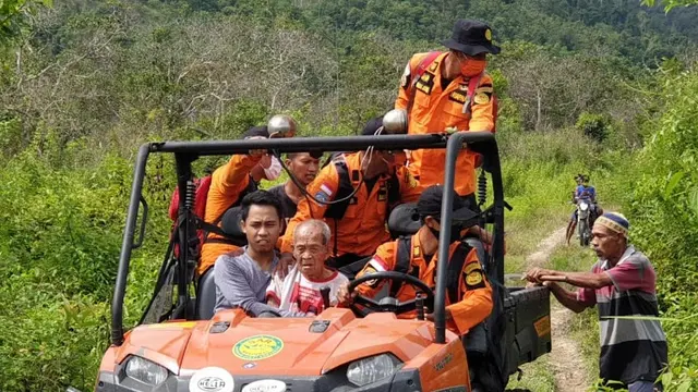 Evakuasi tim SAR terhadap Kakek 100 tahun di Konawe Selatan yang hilang di hutan, Minggu (3/5/2020. (Liputan6.com/Ahmad Akbar Fua)