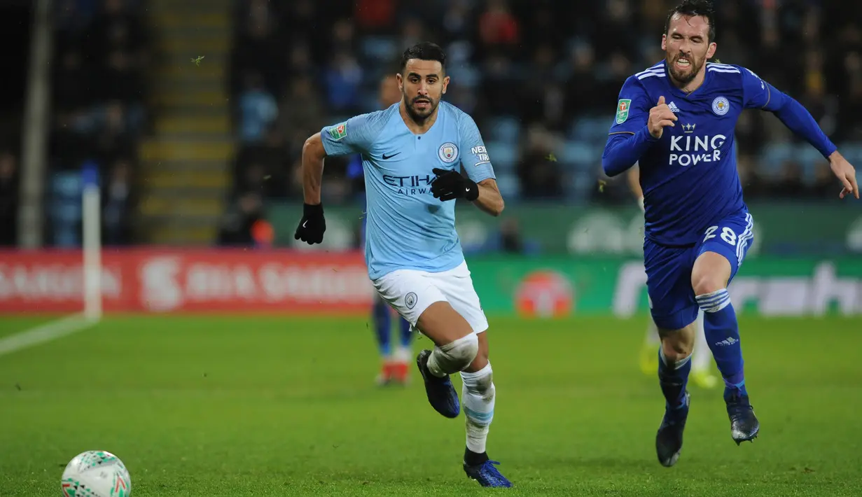 Pemain Manchester City, Riyad Mahrez dan pemain  Leicester City, Christian City mengejar bola saat perempat final Piala Liga Inggris di Stadion King Power, Rabu (19/12). Man City ke semifinal usai mengalahkan Leicester via adu penalti 3-1. (AP/Rui Vieira)