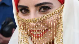 Seorang perempuan yang mengenakan kostum tradisional Tunisia mengikuti perayaan tahunan Hari Perempuan Nasional di pusat kota Tunis, Tunisia, pada 13 Agustus 2020. (Xinhua/Adel Ezzine)
