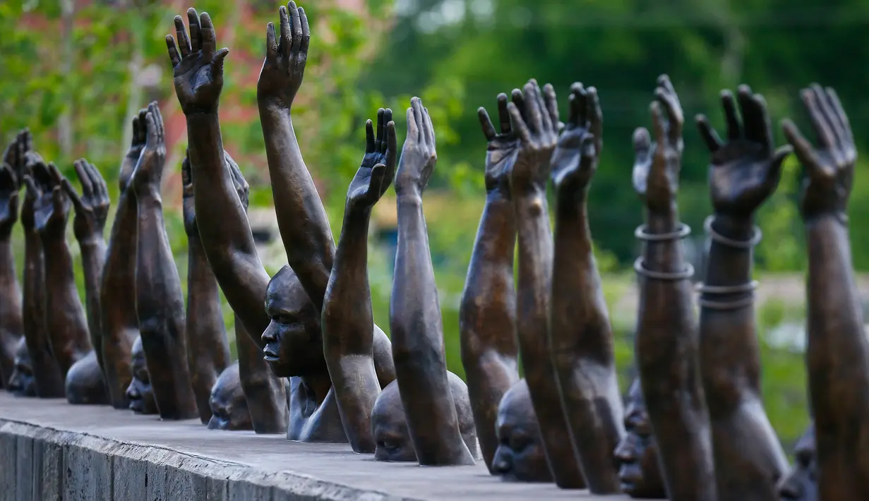 Patung perunggu yang berjudul "Raise Up" dipajang dalam pameran National Memorial for Peace and Justice, Montgomery, AS (23/4). (AP Photo / Brynn Anderson)
