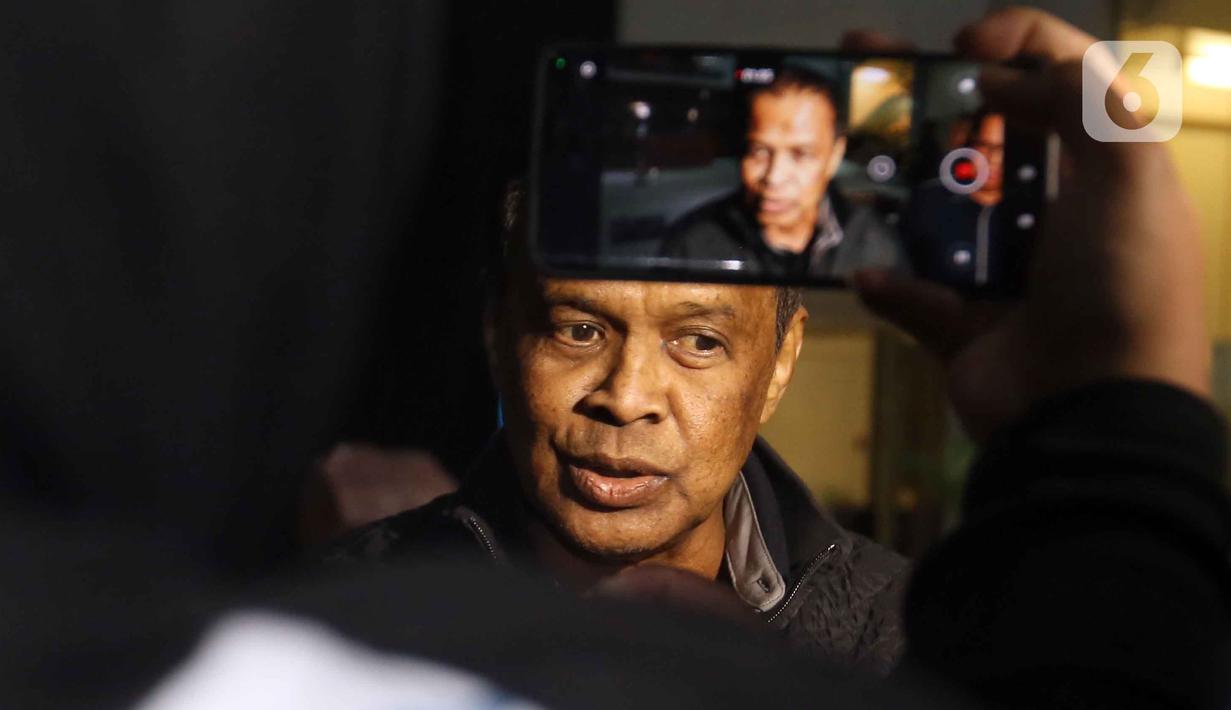 Dan, pada 11 Agustus 2025, KPK menyampaikan penghitungan awal kerugian negara dalam kasus tersebut mencapai Rp 1 triliun lebih. Tampak dalam foto, pemilik agen perjalanan haji dan umroh, Maktour Travel, Fuad Hasan Masyhur, menjawab pertanyaan pewarta saat meninggalkan Gedung Merah Putih Komisi Pemberantasan Korupsi (KPK), Jakarta, Senin (26/1/2025). (Liputan6.com/Helmi Fithriansyah)