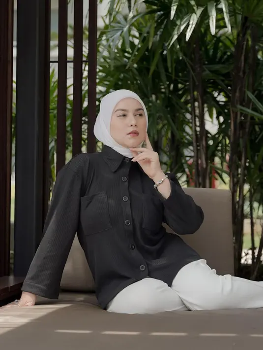 Setelah diam sejak sang suami diamankan polisi sejak 8 Maret lalu, bintang sinetron itu mencurahkan isi hatinya. Hal itu terlihat dari unggahan di instagramnya yang mengunggah potongan ayat suci Al-Quran dari surat Ghafir ayat 44. [Instagram/_irishbella_]