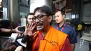 Choel Mallarangeng meninggalkan Gedung baru KPK, Jakarta, Jumat (24/2). Adik mantan Menpora, Andi Mallarangeng itu diduga telah merugikan negara mencapai sekitar Rp 471 miliar dari total proyek senilai Rp 1,2 triliun. (Liputan6.com/Helmi Afandi)