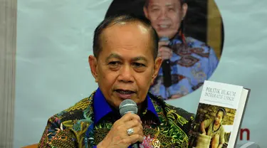 Menteri Koperasi/UKM, Syarif Hasan mengapresiasi buku karya  Ade Komaruddin, Jakarta, Senin (29/9/2014) (Liputan6.com/Andrian M Tunay)