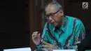 Terdakwa perintangan penyidikan korupsi E-KTP, Bimanesh Sutarjo memberi pertanyaan pada saksi saat sidang lanjutan di Pengadilan Tipikor, Jakarta, Jumat (26/5). Sidang mendengar keterangan saksi ahli. (Liputan6.com/Helmi Fithriansyah)