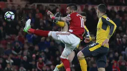 Striker Middlesbrough, Alvaro Negrado, berusaha membobol gawang Arsenal pada laga Premier League di Stadion Riverside, Inggris, Senin (17/4/2017). Middlesbrough takluk 1-2 dari Arsenal. (EPA/Nigel Roddis)