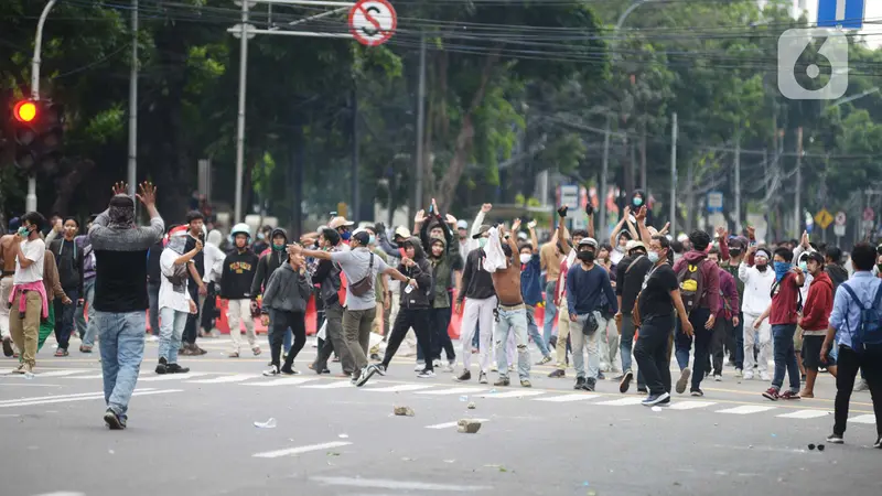 Bentrok Pengunjuk rasa Pecah