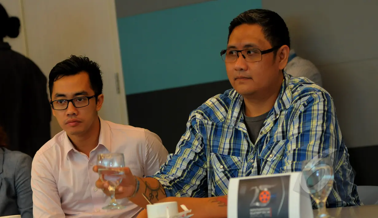 Juri Indonesian Short Film Festival 2015, Dennis Adishwara (kiri) dan Monty Tiwa saat konferensi pers di SCTV Tower, Jakarta, Selasa (24/3). Dalam rangka ulang tahun ke-25, SCTV menggelar kompetisi film pendek yakni ISFF 2015. (Liputan6.com/Faisal R Syam)