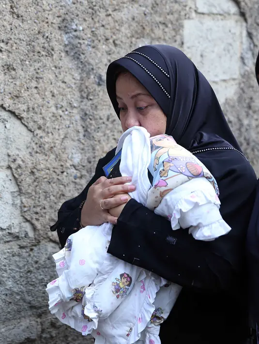 Empat hari setelah kepergiannya, kerinduan dirasakan oleh istri Komeng, Aprilliana Indah Dewi. Terlihat dari foto kado ulangtahun putrinya yang masih belum sempat dibuka oleh Caca yang diunggah pada Kamis, (31/8). (Instagram/indradewi2242)