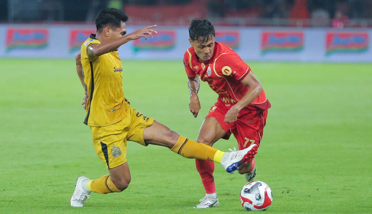 Untuk diketahui, pertandingan ini merupakan laga tunda pekan ke-8 BRI Super League 2025/2026. Tampak dalam foto, bek kiri Persija Jakarta, Dony Tri Pamungkas (tengah) mencoba melewati adangan Bhayangkara FC pada lanjutan BRI Super League 2025/2026 di Stadion Utama Gelora Bung Karno (SUGBK), Jakarta, Senin (29/12/2025). (Bola.com/M Iqbal Ichsan)