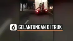 DUA REMAJA NEKAT GELANTUNGAN DI TRUK YANG MELAJU
