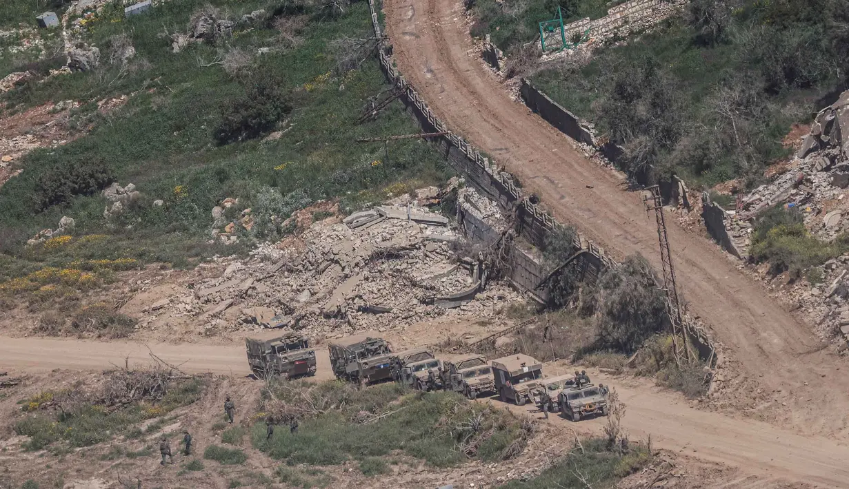 Foto menunjukkan tank dan kendaraan militer Israel melaju melewati kehancuran akibat pemboman Israel di Lebanon Selatan, pada Senin 27 April 2026. (Jalaa MAREY/AFP)