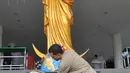 Panitia terlihat membersihkan patung Bunda Maria yang terletak di depan gereja Santa Maria, Jakarta Barat, Kamis (24/12). Sejumlah gereja mulai melakukan persiapan untuk menyambut perayaan misa malam Natal. (Liputan6.com/Faisal R Syam)