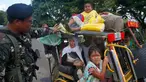 Warga yang mengungsi dari kota Marawi diperiksa tentara di kota Bal-oi, Filipina selatan (26/5). Sebelumnya, aksi kekerasan meletus di Marawi setelah sebuah serangan kelompok militan berhasil digagalkan oleh pasukan keamanan. (AP Photo / Bullit Marquez)