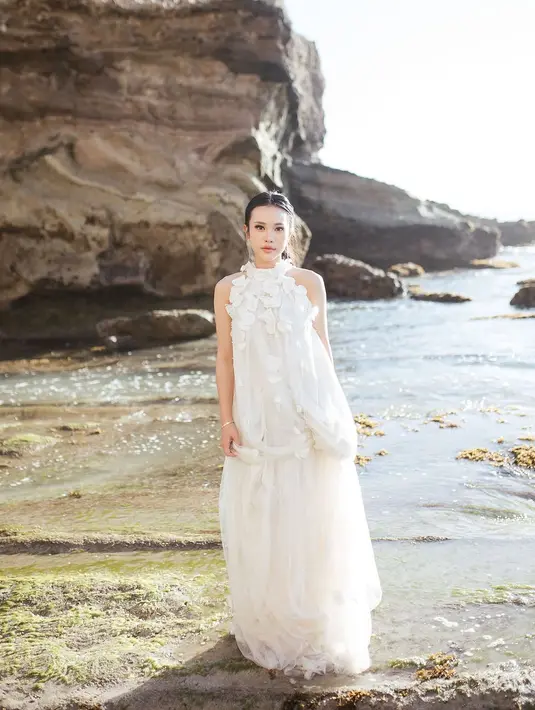 Prewedding photoshoot selalu menjadi momen spesial bagi pasangan yang akan menikah, dan Jessica Jane serta Erwin sukses menciptakan kesan romantis yang mewah dalam sesi foto mereka.