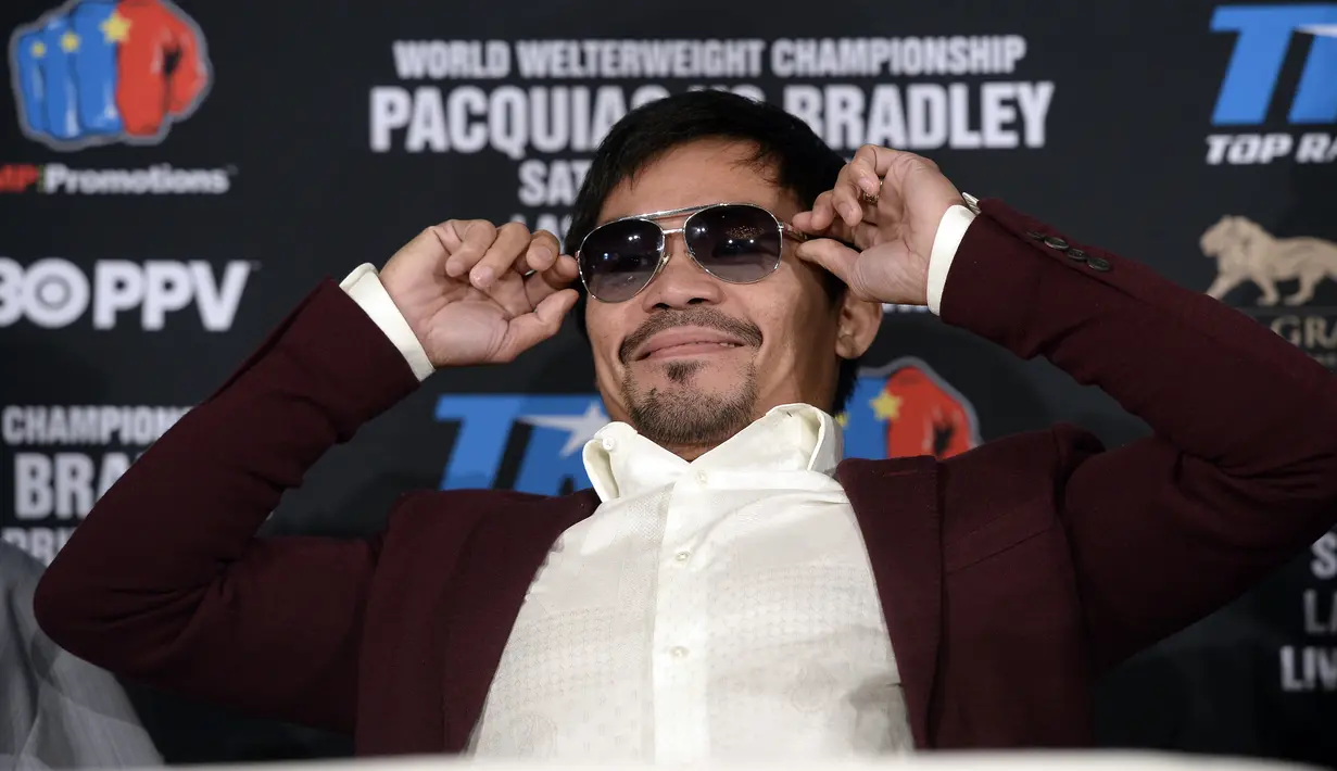 Petinju asal Filipina Manny Pacquiao Berpose saat jumpa pers pengumuman resmi pertarungannya di Beverly Hills, California, USA (19/1/2016). Pacquiao saat ini tengah bersaing memperebutkan kursi di Senat pada Mei 2016. (AFP/CHRIS FARINA)