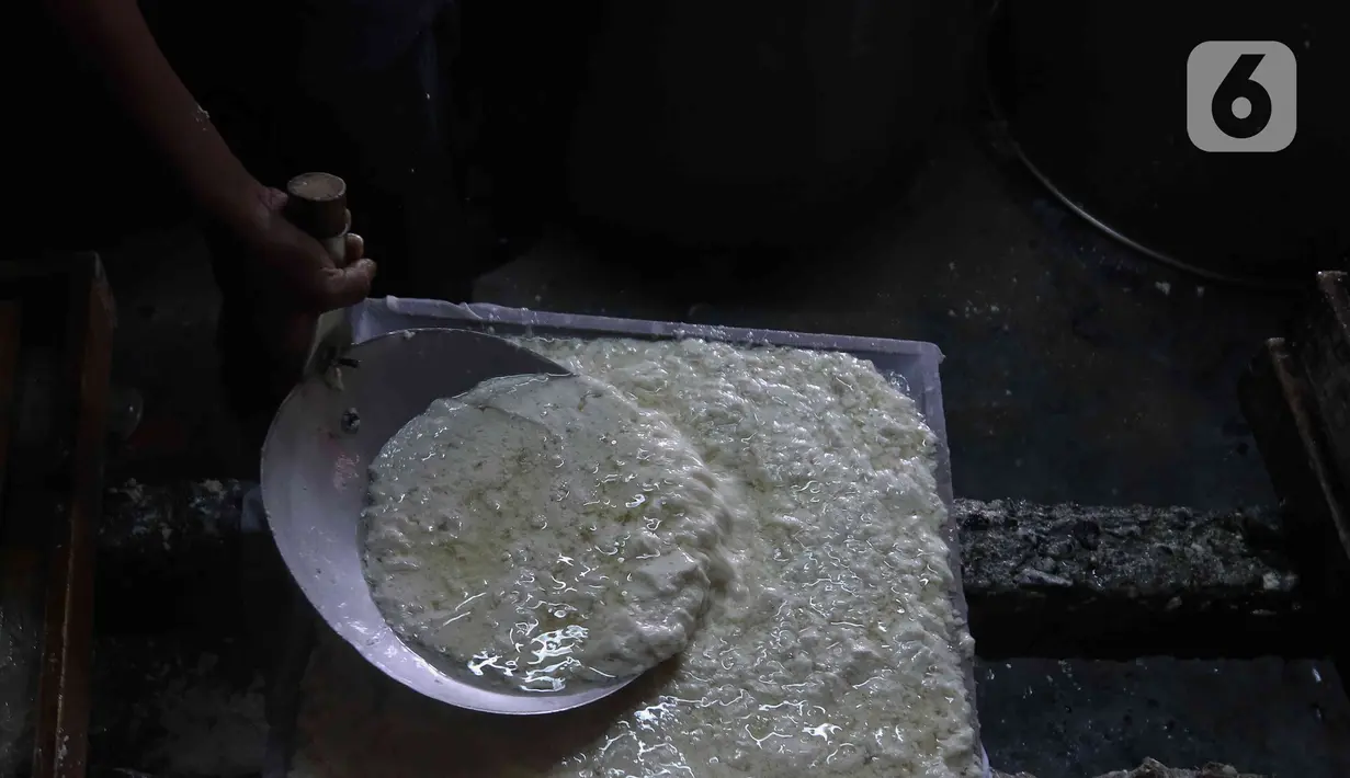 Pengrajin tahu menyelesaikan pembuatan tahu di pabrik kawasan Duren Tiga, Jakarta Selatan, Rabu (7/12/2022). Imbas dari kenaikan harga kedelai, pengrajin tahu di Duren Tiga ingin menaikkan harga dari Rp6 ribu per 10 potong tahu, menjadi Rp8 ribu per 10 potong tahu atau naik 33,33 persen. (Liputan6.com/Herman Zakharia)