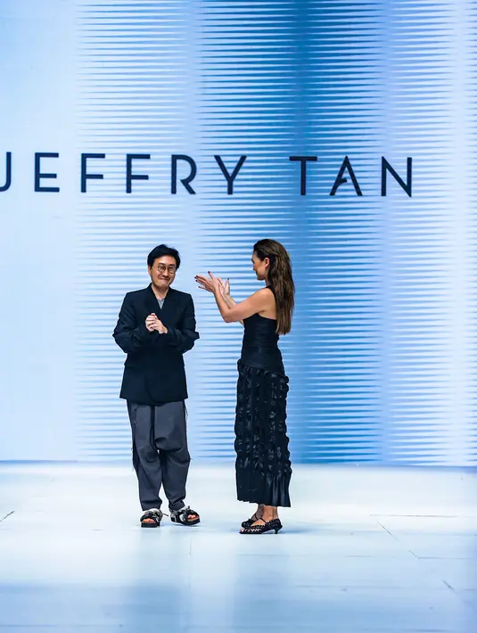 Rambut Luna Maya ditata dengan half ponytail serta makeup yang mature. [dok. jfw2023]