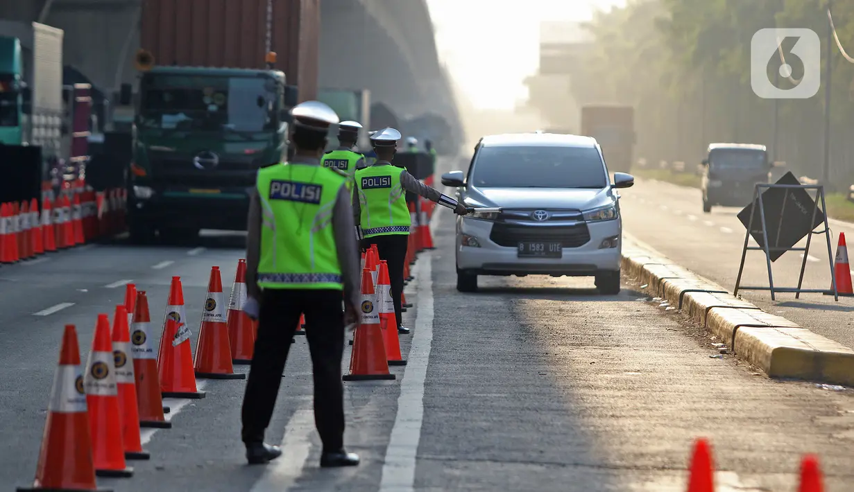 Polisi berjaga saat penyekatan di KM 31 Tol Jakarta-Cikampek, Kabupaten Bekasi, Jawa Barat, Sabtu (17/7/2021). Penyekatan dilakukan untuk mengantisipasi lonjakan lalu lintas jelang hari libur Idul Adha. (Liputan6.com/Herman Zakharia)