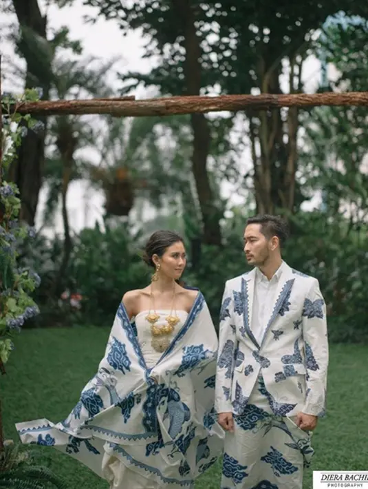 Pasangan selebriti, Syahnaz Sadiqah dan Jeje Govinda mengenakan busana batik saat melakukan sesi pemotretan prewedding di alam terbuka. Syahnaz dan Jeje akan melangsungkan pernikahan pada 21 April 2018. (Instagram/syahnazs)